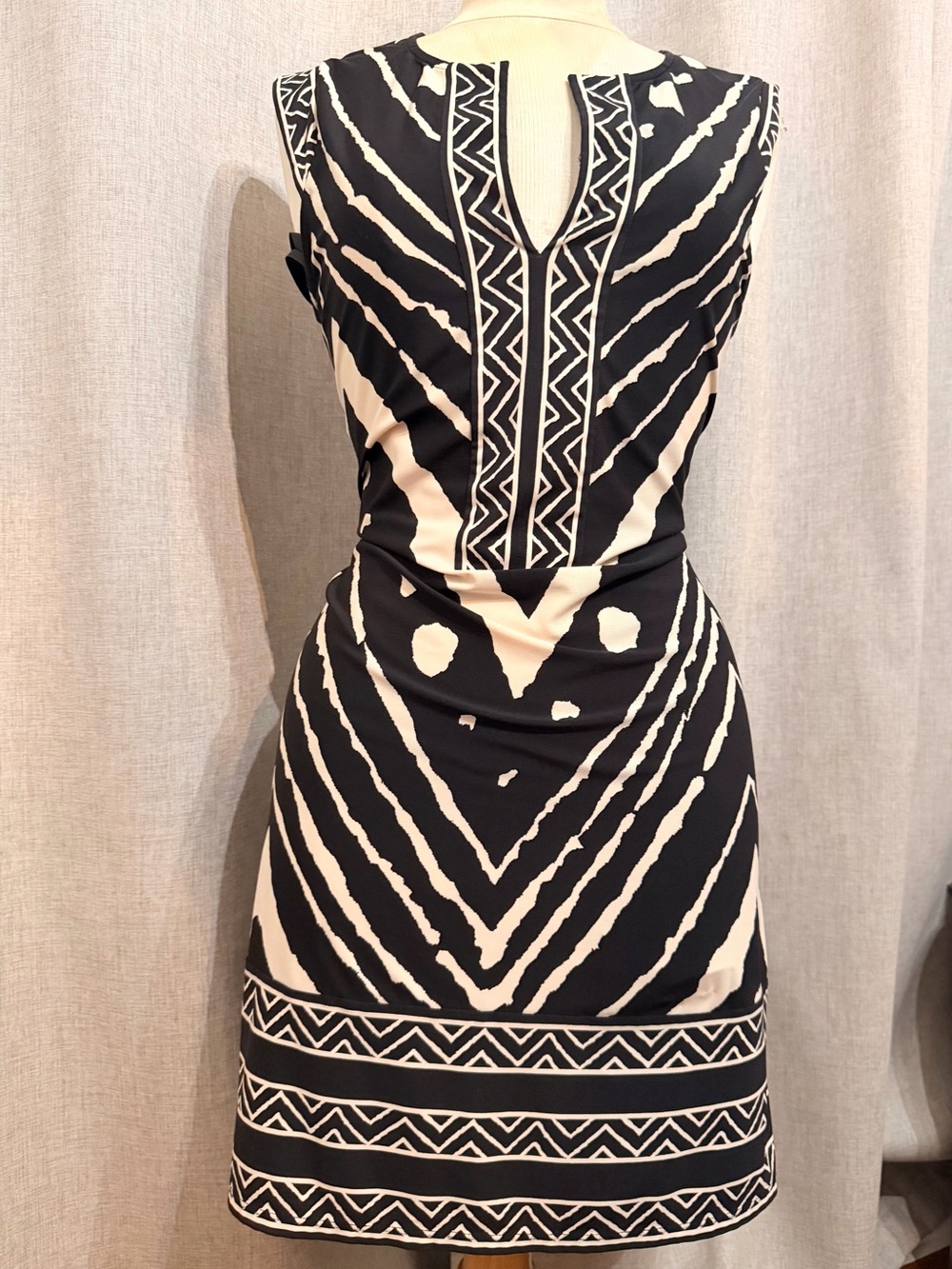 BCBGMaxAzria Black and Cream Sleeveless Printed Sheath Dress